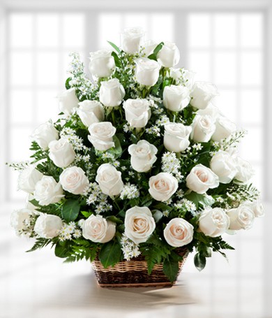 Canasta de rosas blancas